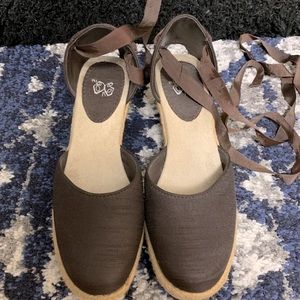 Brown Sz 8 satin wedges
